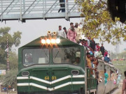 ریلوے میں بوگیوں کی کمی کے باعث عوام چھت پر سفر کرنے پر مجبور 