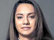 پاکستانی نژاد سنبل رضوی نے بہترین فیشن ڈیزائنر کا ایوارڈ حاصل کرلیا