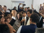 کیپٹنر صفدر نے مریم نواز کی ویڈیو بنانے والے شخص کا موبائل فون لے لیا