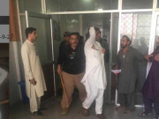 پشاورمیں احتجاجی ڈاکٹرز پر پولیس کا لاٹھی چارج متعدد افراد زخمی