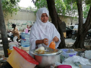 کراچی شوہر کی وفات پر باہمت خاتون سڑک کنارے کھانا فروخت کرنے لگی