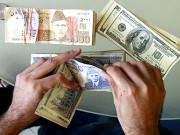 ڈالر مہنگا ہونے سے زندگی کیسے دشوار ہوتی ہے 