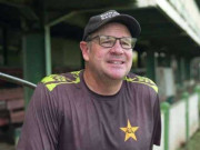 ویمنز ٹیم کے سابق کوچ پچ پر موبائل فون استعمال کرچکے