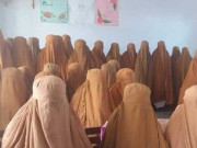 مردان میں سرکاری اسکول کی طالبات میں برقعوں کی تقسیم