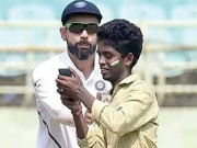 ویرات کوہلی کا جذباتی پرستار ’’سیلفی‘‘ کیلیے گراؤنڈ میں گھس گیا