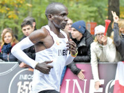 422 کلومیٹرلمبی میراتھن تاریخ میں پہلی بار 2 گھنٹے سے کم وقت میں مکمل