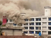 گجرات کی ایک عمارت میں آتشزدگی سے بچی ہلاک درجنوں دکانیں اور فلیٹس جل گئے