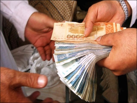  کرپشن کی عالمی درجہ بندی میں پاکستان دو درجے اوپر101 نمبر پر آگیا۔ (فوٹو: انٹرنیٹ)