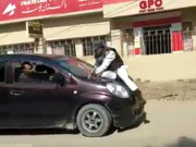 کراچی میں شہری نے ٹریفک پولیس اہلکار پر گاڑی چڑھا دی ویڈیو وائرل