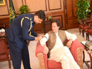 عمران خان نے کشمیریوں سے اظہار یکجہتی کیلیے بازو پر سیاہ پٹی باندھ لی