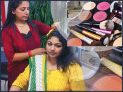 بیوٹی پارلر میں کام کرنے والی خواتین