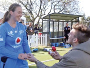 آسٹریلوی کرکٹر کوکرکٹ فیلڈ میں ہی شادی کی پیشکش