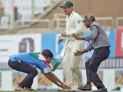 بھارتی شائق نے میدان میں داخل ہوکر ڈی کک کے پاؤں چھو لیے