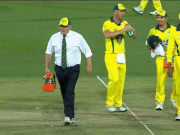 آسٹریلوی وزیراعظم کھلاڑیوں کو پانی پلانے کیلیے میدان میں پہنچ گئے