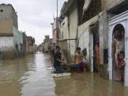 بحیرہ عرب میں طوفان کراچی کی ساحلی بستیوں میں سمندری پانی داخل