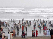طوفان کے خطرے کے پیش نظر سمندر میں نہانے پر پابندی عائد