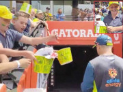 ڈیوڈ وارنر نے کم عمر شائق کو گلوز کا تحفہ دے کر دل جیت لیے