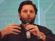 اکیس ویں صدی کے پاکستان میں انسان اور جانور ایک ہی جگہ پانی پینے پر مجبور ہیں شاہد آفریدی