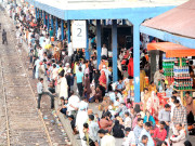 ٹرینیں لیٹ  لاہور اسٹیشن پر مسافروں کا ہنگامہ  ٹکٹیں پھاڑ دیں 