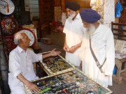 لاہور میں غیر ملکی سکھ یاتریوں کی خریداری اور تاریخی مقامات کی سیروسیاحت