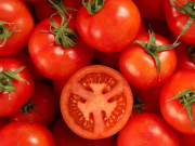 کراچی میں 300 روپے کلو فروخت ہونیوالے ٹماٹر کی قیمت پر مشیر خزانہ کا انوکھا دعویٰ