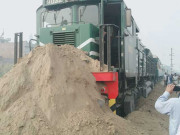 قراقرم ایکسپریس بریکیں فیل ہونے کے باعث پٹری سے اترگئی متعدد مسافر زخمی