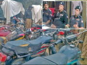 موٹرسائیکلیں چور باپ و 2 بیٹے گرفتار گاڑیاں داماد و بہنوئی بیچتے