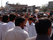 خواتین اساتذہ کا بھرتی ٹیسٹ مرد گارڈز کی جانب سے تلاشی پر اہل خانہ کا احتجاج
