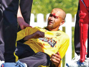 مارش کپ  بھائی ویس کا کیچ ڈراپ کرتے ہوئے ایشٹون ایگر زخمی ہوگئے