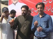 پی ٹی آئی کے رکن اسمبلی نے ٹماٹر کا اسٹال لگا لیا منٹوں میں فروخت