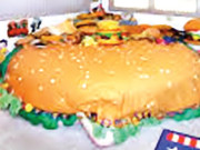 برگر سے محبت کرنیوالے امریکی نے گھر کی ہر چیز کو برگر بنا ڈالا