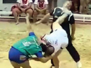 دورانِ فائٹ ریسلر نے ریفری کے منہ پر کک مارکر جبڑا توڑ دیا