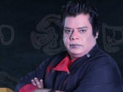 نواز شریف کے بیرون ملک جانے پر شیف گلزار کا سر پر جوتے مار کر انوکھا احتجاج