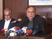 حکومت اپنی نااہلی چھپانے کیلیے پاک فوج کے پیچھے چھپنے کی کوشش نہ کرے احسن اقبال