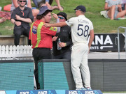 مچل سینٹنر کے چھکے پر گیند سیکیورٹی اسٹاف ممبر کے سر پر لگ گئی