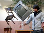 گھریلو اشیا کو حیرت انگیز طور پر متوازن کرنے والا فلسطینی نوجوان