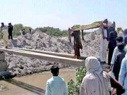 بدین نہر پر پل نہیں کھمبے سے راستہ بناکر میت لیجائی گئی