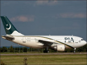 کراچی ایئرپورٹ کے قریب طیارے سے پرندہ ٹکرا گیا