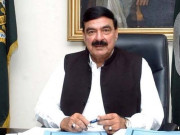 وفاقی وزیر ریلوے شیخ رشید کی آمد پر شہری نے انڈے پھینک دیے