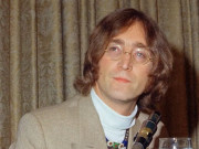 بیسویں صدی کے کامیاب ترین گلوکار کا ٹوٹا ہوا چشمہ پونے 3 کروڑ میں نیلام