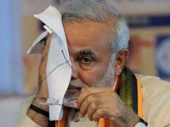 مودی کی اوٹ پٹانگ حرکتوں کی ویڈیوز سوشل میڈیا کی زینت بنتی رہتی ہیں، فوٹو : فائل 