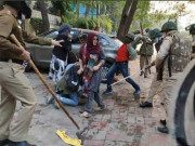 دہلی میں کشمیر کا منظر بھارتی پولیس کا جامعہ ملیہ اسلامیہ کے طلبہ پر وحشیانہ تشدد