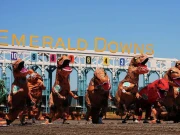 امریکا میں ڈائنوسار کے لباس میں شہریوں کی ریس کا عالمی انعقاد