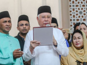 ملائیشیا کے سابق وزیراعظم کی خاتون کے قتل کے الزام کی بھری مسجد میں حلفیہ تردید