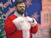 ویرات کوہلی سانتا کلاز کا روپ دھار کر بے سہارا بچوں کے مرکز پہنچ گئے