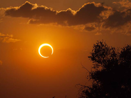 پاکستان سمیت پوری دنیا میں اس سال کا اخری سورج گرہن 26 دسمبر کو دیکھا جاسکے گا، کئی ممالک میں یہ آتشیں حلقے کی صورت دکھائی دے گا (فوٹو: فائل)