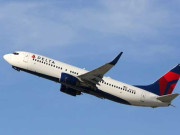 طیارے کو لاس اینجلس ایئرپورٹ پر ہنگامی لینڈنگ کرنا پڑی، فوٹو: فائل 