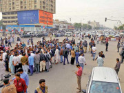 کسٹمز ٹیم کا طارق روڈ کی دکان پر چھاپہ دکانداروں کا احتجاج