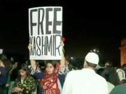 بھارت میں ’کشمیر کو آزاد کرو‘ کے پوسٹر اٹھانے والے طلبہ پر بغاوت کا مقدمہ