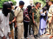 بھارت کا جھوٹا فلیگ آپریشن ناکام سکھ پولیس افسر 2 کشمیریوں کو لے جاتے ہوئے گرفتار